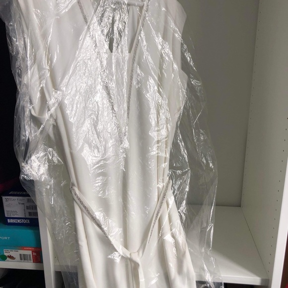 Beautiful white dress - Picture 8 of 16